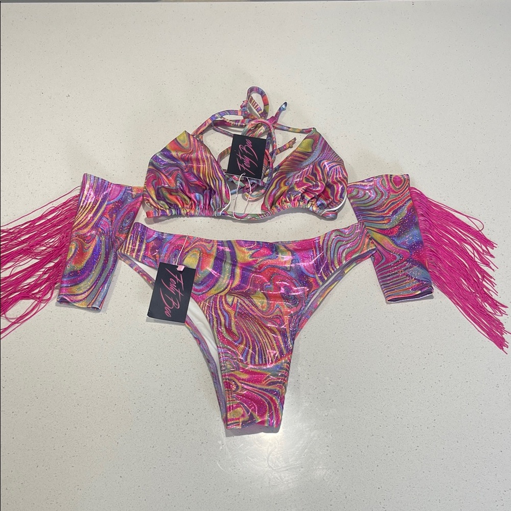 NWT FestyBoo set with matching fringe sleeves